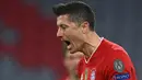 Robert Lewandowski. Ia didatangkan Bayern Munchen secara gratis dari Borussia Dortmund pada musim 2014/2015. Di Dortmund ia sudah menjelma sebagai striker tajam dan meraih gelar top skor Liga Jerman. Total 7 musim di Munchen, ia tampil 329 laga dan mencetak 294 gol. (Foto: AFP/Christof Stache)