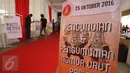Sebuah banner dan karpet merah terpasang di pintu masuk Gedung KPUD DKI Jakarta, Rabu (21/9). Pendaftaran bakal pasangan calon gubernur dan wakil gubernur pada Pilgub DKI 2017 dimulai hari ini. (Liputan6.com/Immanuel Antonius)