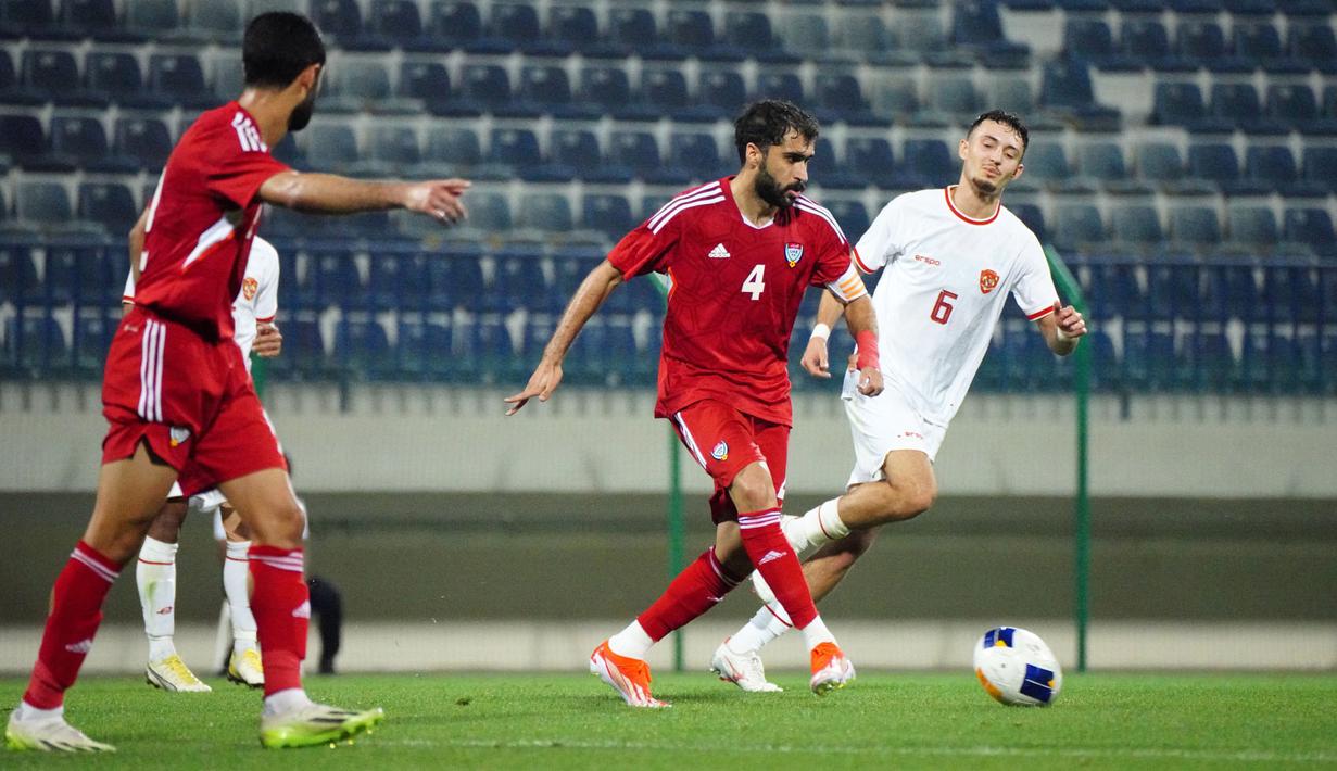 <p>Pemain Timnas Indonesia U-23, Ivar Jenner (kanan) membayang-bayangi pemain Uni Emirat Arab U-23 pada laga uji coba jelang Piala Asia U-23 2024 di Dubai, Senin (09/04/2024) WIB. (Dok. PSSI)</p>
