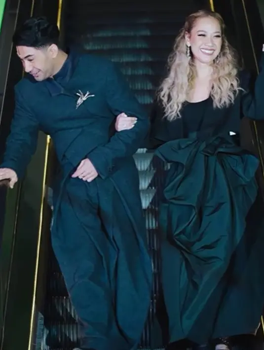 Tak main-main, pesona BCL di acara ini juga pancarkan vibes yang luar biasa. Keluarga kecilnya bak royal family dengan aura bahagia dan outfit yang elegan. [Foto: Instagram/itsmebcl]