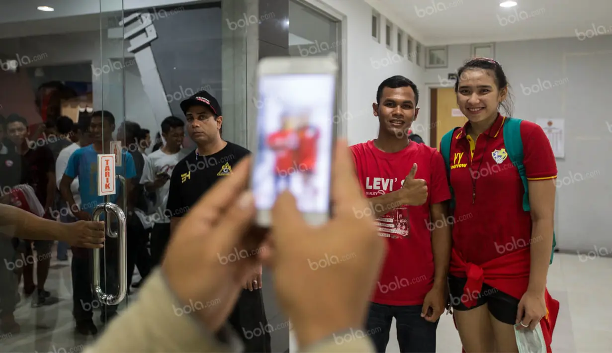 Meskipun sudah lelah bertanding, Yolla Yuliana tetap ramah menyapa para fans yang sudah menunggunya untuk mengajak foto bareng. (Bola.com/Vitalis Yogi Trisna)