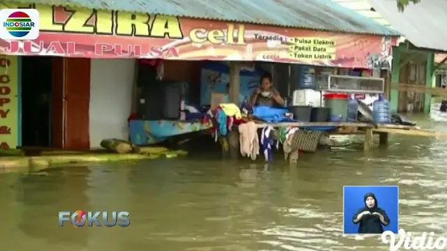 Warga hanya mengungsi di depan rumah dengan rumah panggung seadanya sambil berusaha mengamankan barang-barang mereka.