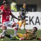 Gelandang Persija, Muhamad Hargianto, menghindari tekel bek Mitra Kukar, Saepuloh Maulana, pada laga Liga 1 2017 di Stadion Patriot, Bekasi, Minggu (15/5/2017). Kedua tim bermain imbang 1-1. (Bola.com/Vitalis Yogi Trisna)