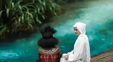 Bak editan, foto Dinda Hauw saat berada di Kali Biru terlihat bernuansa magis. Terlebih saat berfoto dengan wanita asli Papua yang disebutnya Si Manis. (Liputan6.com/IG/@dindahw)