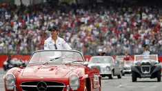 Jelang berlaga di GP Jerman, beberapa pembalap Formula Satu berparade mengelilingi Sirkuit Hockenheim menggunakan mobil antik, (20/7/2014). (REUTERS/Kai Pfaffenbach)