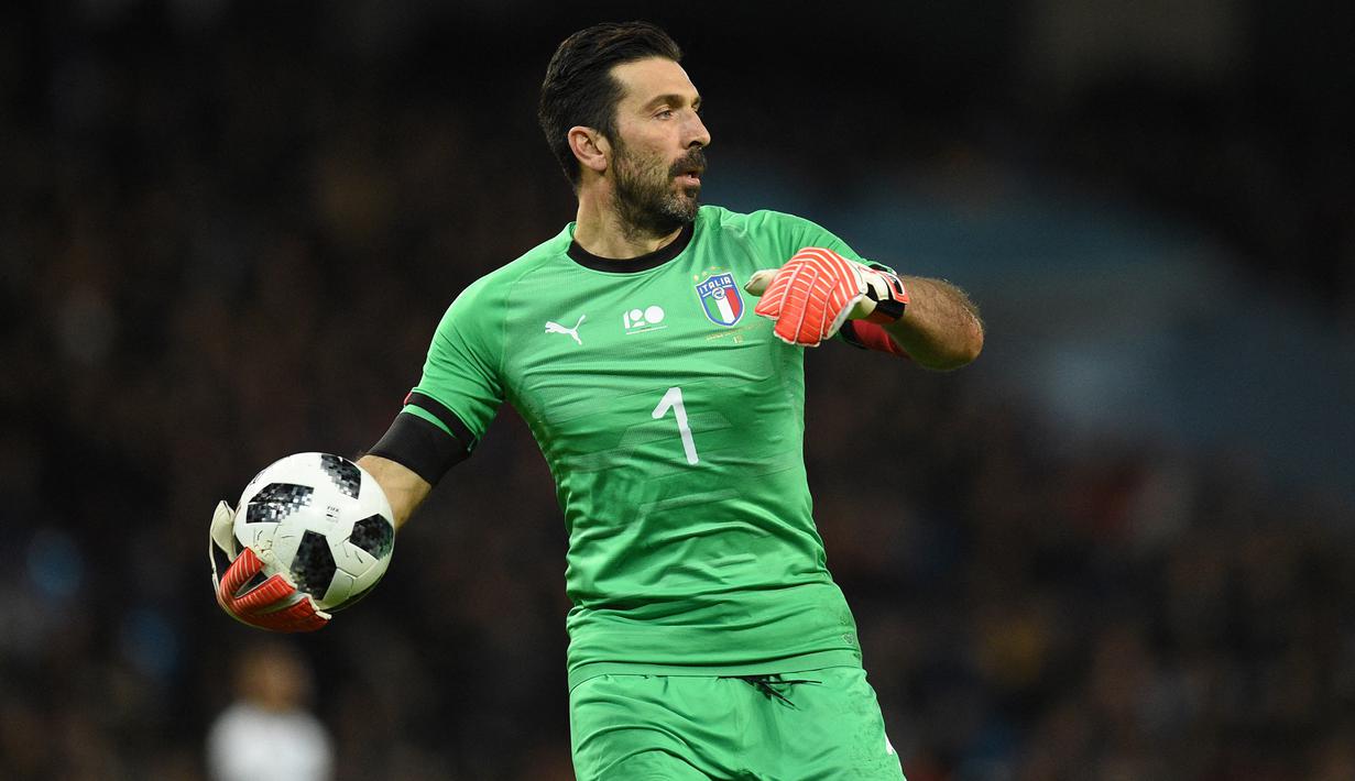 Gianluigi Buffon. Kiper Italia yang kini berusia 44 tahun ini memiliki total 176 caps dan terpilih memperkuat Gli Azzurri dalam 5 edisi Piala Dunia, mulai 1998 hingga 2014. Tampil dalam 14 laga, Italia dibawanya juara pada edisi 2006 di Jerman. (AFP/Oli Scarff)