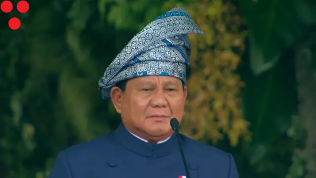 Presiden Prabowo Pimpin Upacara Penurunan Bendera di Istana