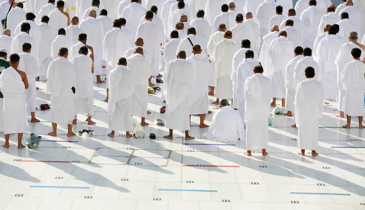 Barisan jemaah salat di Masjidil Haram di kota suci Mekah, Arab Saudi (30/12/2021). Arab Saudi pada hari Kamis (30/12) menerapkan kembali langkah-langkah jarak sosial di Masjidil Haram di kota suci Muslim Mekah, setelah mencatat jumlah infeksi tertinggi dalam beberapa bulan. (AFP Photo)