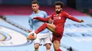 Penyerang Liverpool, Mohamed Salah, berebut bola dengan bek Manchester City, Aymeric Laporte, pada laga lanjutan Premier League pekan ke-32 di Stadion Etihad, Jumat (3/7/2020) dini hari WIB. Manchester City menang 4-0 atas Liverpool. (AFP/Laurence Griffiths/pool)