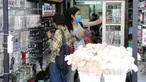 Para pelanggan berbelanja di Pasar Akhir Pekan Chatuchak di Bangkok, pada 9 Mei 2020. Pasar akhir pekan terbesar di Thailand ini kembali dibuka untuk hari pertama pada Sabtu (9/5) dengan sejumlah langkah ketat demi mengatasi pandemi COVID-19. (Xinhua/Zhang Keren)