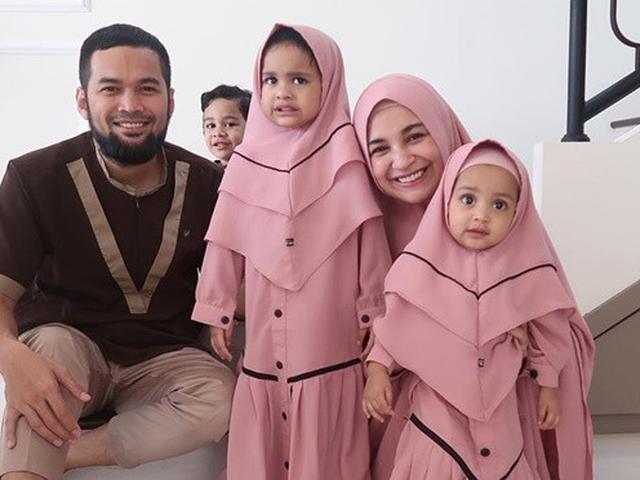 6 Potret Hawwa Dan Shaffiyah Anak Shireen Sungkar Saat Pakai Hijab Menggemaskan Hot Liputan6 Com