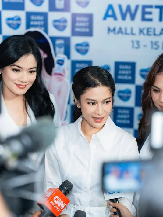 Ketiganya kompak tampil awet muda saat hadiri sebuah acara dengan outfit bernuansa netral. Nyaris tak ada kerutan maupun tanda penuaan lainnya di wajah Dian Sastrowardoyo, Sissy Prescillia, dan Titi Kamal [@titi_kamall]