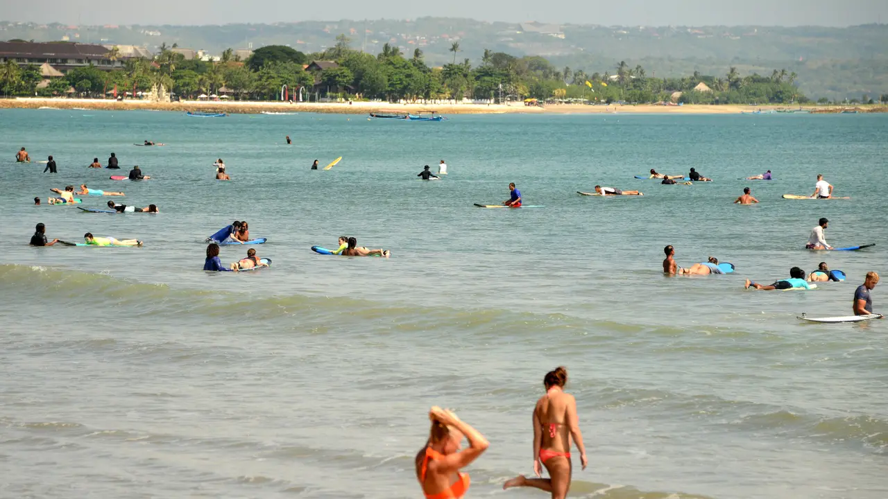 Bermain Surfing di Pantai Kuta