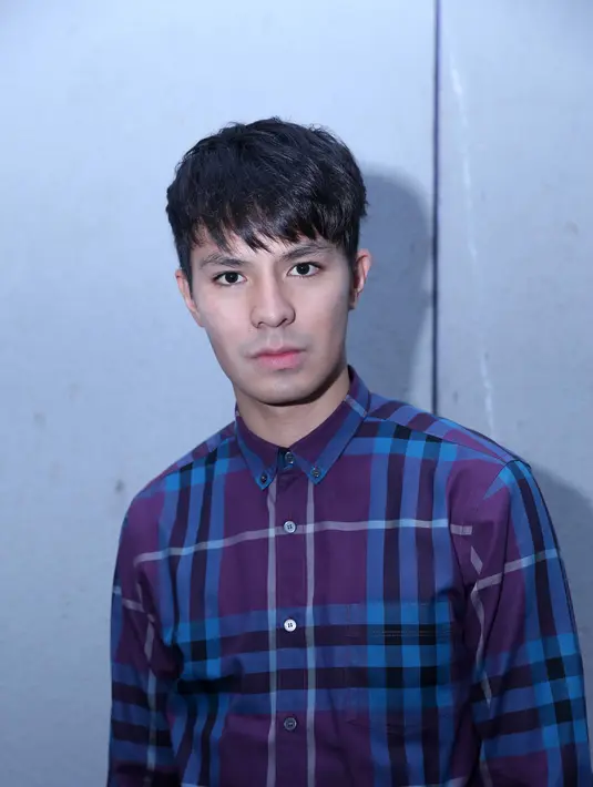 Diminta untuk memutuskan hubungan oleh para fans pun pernah dialami oleh Fero Walandouw. Namun ia tak mau melayani dan tetap berusaha menjalani kisah kasihnya dengan sebaik-baiknya. (Nurwahyunan/Bintang.com)