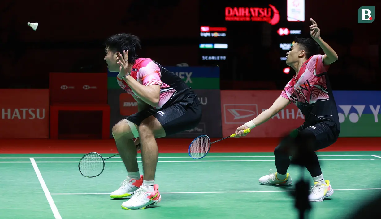Lepas interval, perlahan keunggulan Leo Rolly Carnando/ Daniel Marthin mampu dipangkas He Ji Ting/Zhou Hao Dong hingga hanya berjarak satu poin pada kedudukan 15-14. Leo/Daniel kembali merebut 5 poin beruntun hingga akhirnya merebut game pertama dengan 21-17. (Bola.com/M Iqbal Ichsan)
