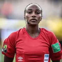 Cetak sejarah baru, Salima Mukansanga jadi wasit perempuan pertama yang pimpin laga Piala Afrika 2021. (Instagram/goalglobal).