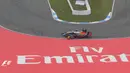 Pebalap Mercedes, Nico Rosberg, terlibat insiden dengan pebalap Red Bull, Max Verstappen, saat memasuki salah satu tikungan dalam balapan F1 GP Jerman di Sirkuit Hockenheim, (31/7/2016). (Bola.com/Twitter/F1)