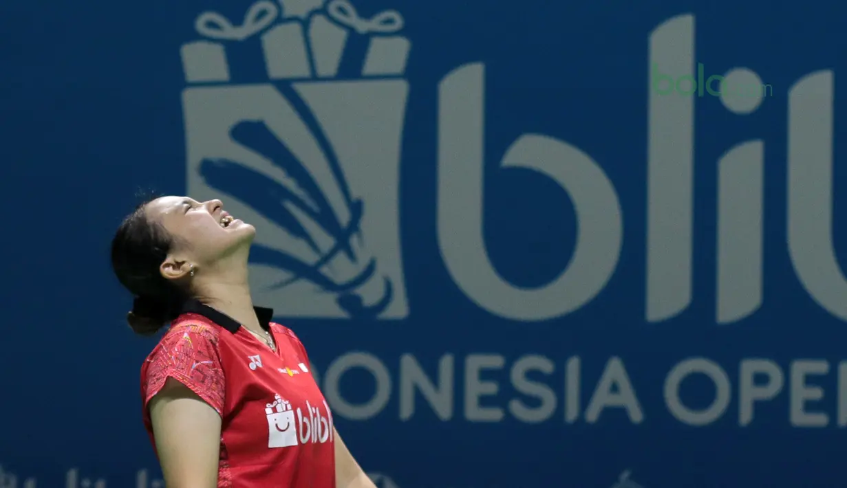 Melati Oktavianti setelah gagal mengembalikan kok ke lawannya asal Hongkong,  Lee Chun/Chau Hoi pada babak pertama Indonesia Open 2018 di Istora Senayan, Jakarta, (3/6/2018). Praveen/Oktavianti kalah 17-21, 21-14, 21-17. (Bola.com/Nick Hanoatubun)