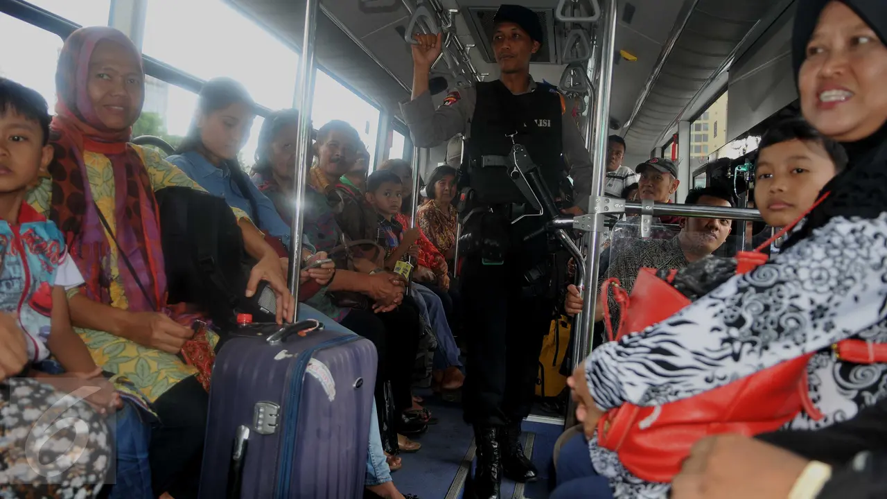 20151221- Bus Sekolah Gantikan Metro Mini di Terminal Senen-Jakarta