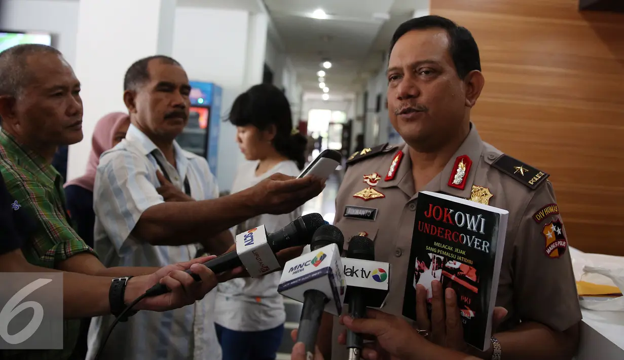 Kabagpenum Polri Brigjen Rikwanto memberikan keterangan pers di Kadivhumas Polri, Jakarta, Selasa (3/1). Penangkapan dilakukan setelah adanya penyelidikan dugaan penyebaran informasi berisi ujaran kebencian terhadap Presiden. (Liputan6.com/Johan Tallo)