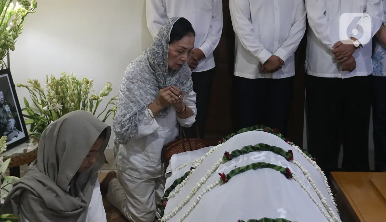 Keluarga dan kerabat berdoa dekat jenazah KH Salahuddin Wahid atau Gus Sholah di rumah duka, Tendean, Jakarta, Senin (3/2/2020). Adik almarhum Abdurahman Wahid atau Gus Dur tersebut meniggal di RS Harapan Kita Jakarta karena sakit jantung. (Liputan6.com/Herman Zakharia)