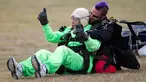 Ekspresi Alfred "Al" Blaschke dari Georgetown Texas usai mendarat dari terjun payung di hari ulang tahunnya yang ke-100 di Skydive Temple, Texas, (4/1). Al jadi penerjun payung tertua di Amerika Serikat. (Rusty Schramm /The Temple Daily Telegram via AP) 