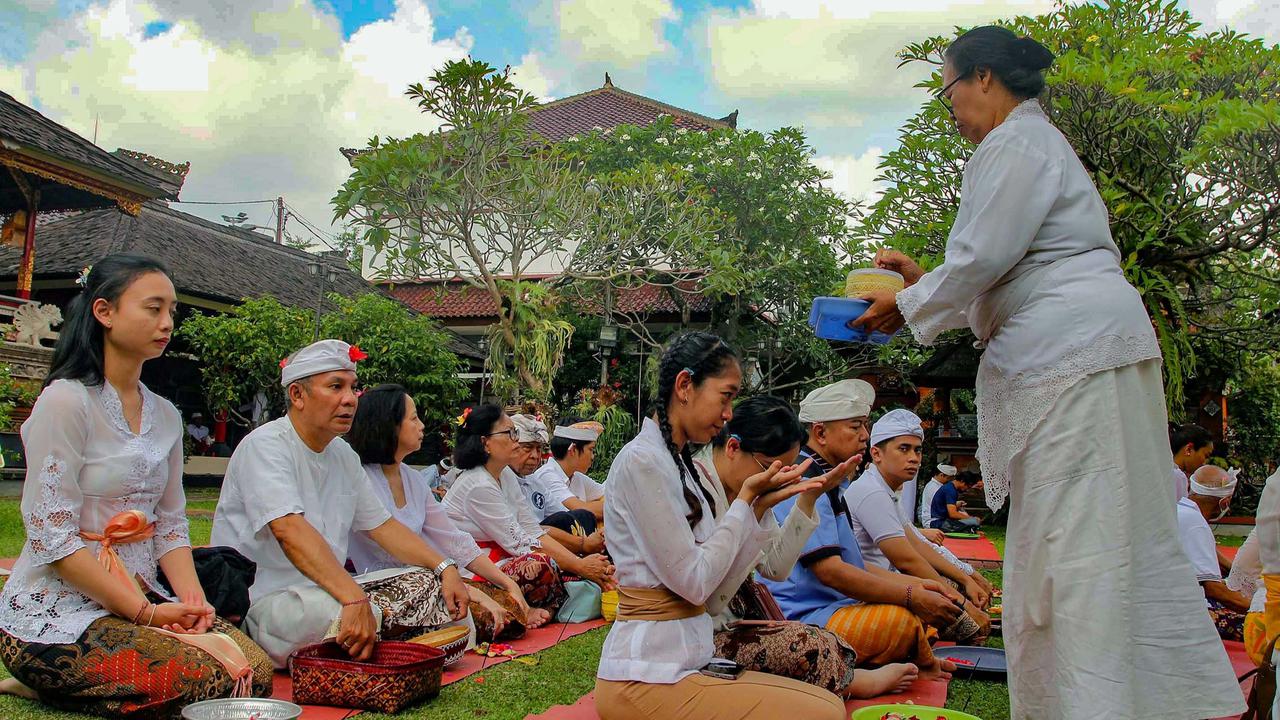 FOTO: Suasana Khusyuk Perayaan Galungan di Pura Cinere, Jakarta Selatan