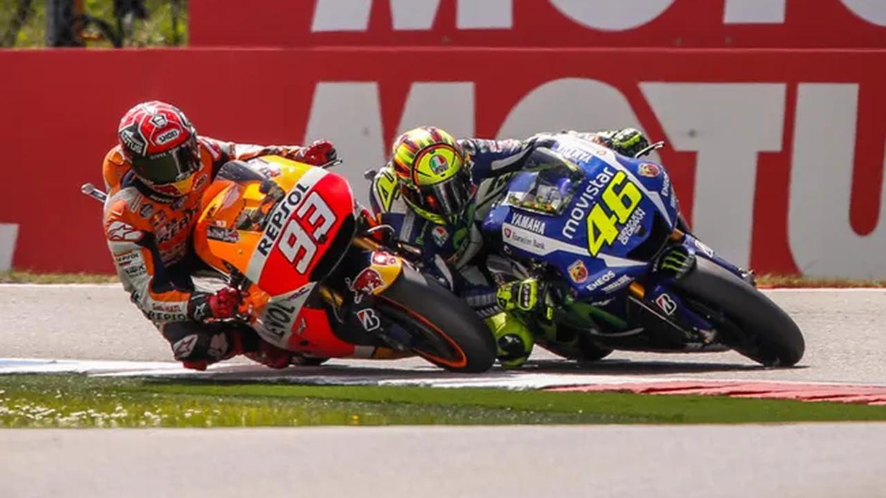 Marc Marquez dan Valentino Rossi di chicane terakhir Sirkuit Assen (c) MotoGP.com