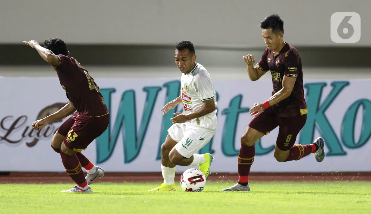 Pemain PSS Sleman, Irfan Jaya (tengah), berusaha melewati pemain PSM Makassar pada laga perebutan juara tiga Piala Menpora 2021 di Stadion Maguwoharjo, Sleman, Sabtu (24/4/2021). PSS Sleman mengalahkan PSM Makassar dengan skor 2-1. (Bola.com/M Iqbal Ichsan)