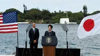 PM Jepang Shinzo Abe dan Presiden Barack Obama di USS Arizona Memorial, Pearl Harbor (Reuters)