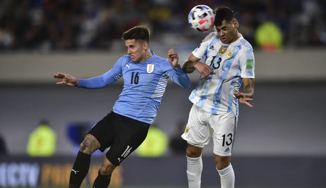 Bek Argentina Cristian Romero dan penyerang Uruguay Brian Rodriguez menyundul bola saat bersaing pada laga Kualifikasi Piala Dunia 2022 Zona Amerika Selatan di Monumental stadium, Senin (11/10/2021) pagi WIB. Argentina melibas Uruguay dengan skor 3-0. (AP Photo/Gustavo Garello)