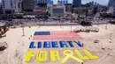Pemasangan instalasi pasir tersebut juga bertepatan dengan Hari Kemerdekaan Amerika Serikat. (Jack GUEZ/AFP)
