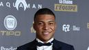 Striker Paris Saint-Germain, Kylian Mbappe menghadiri malam penghargaan Ballon d'Or 2018 di Grand Palais, Senin (3/12). Kylian Mbappe dinobatkan sebagai pemain muda terbaik untuk merebut titel Trophee Kopa. (FRANCK FIFE/AFP)