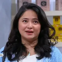 Marshanda tak kuasa menahan air mata saat membahas sang buah hati, Sienna. Didepan Ustaz Maulana, Marshanda menangis berdoa demi sang buah hati. Marshanda mengaku sangat dekat dengan putrinya, tapi sayang tak bisa ikut mengurusnya. [Youtube/TRANS TV Official]