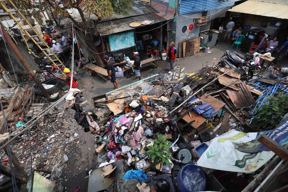 FOTO: Warga Menyisir Sisa Kebakaran Kebon Kosong