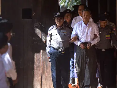 Tersangka pembunuh pengacara muslim Myanmar Ko Ni, Kyi Lin dan Aung Win Zaw dikawal polisi saat tiba untuk menjalani sidang putusan pengadilan di Yangon (15/2). Ko Ni terbunuh pada 29 Januari 2017. (AFP Photo/Myo Kyaw Soe)