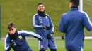 Tawa bek Argentina, Marcos Rojo (tengah) saat berlatih bersama rekan-rekannya di City Football Academy, Manchester, (20/3/2018). Argentina akan melawan Italia pada laga persahabatan di Etihad Stadiu. (AFP/Anthony Devlin)