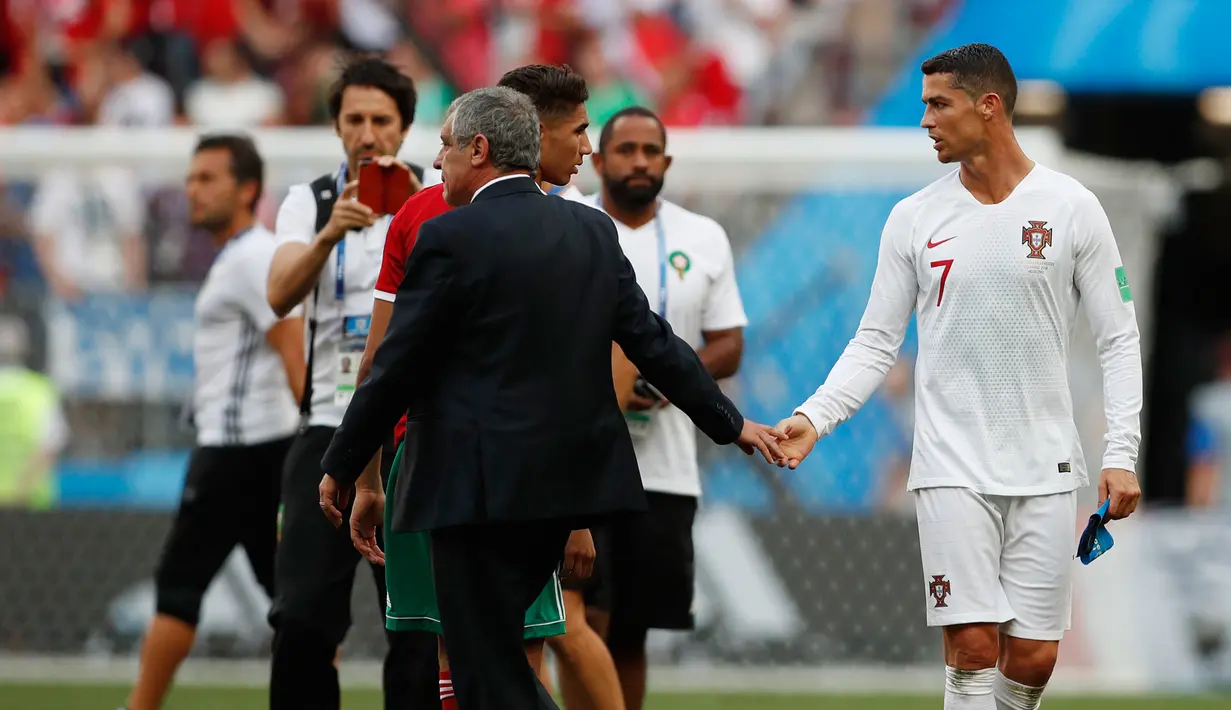 Penyerang Portugal, Cristiano Ronaldo bersalaman dengan pelatih Fernando Santos usai pertandingan melawan Maroko pada grup B Piala Dunia 2018 di Stadion Luzhniki di Moskow, Rusia (20/6). Portugal menang tipis 1-0 atas Maroko. (AP Photo / Francisco Seco)