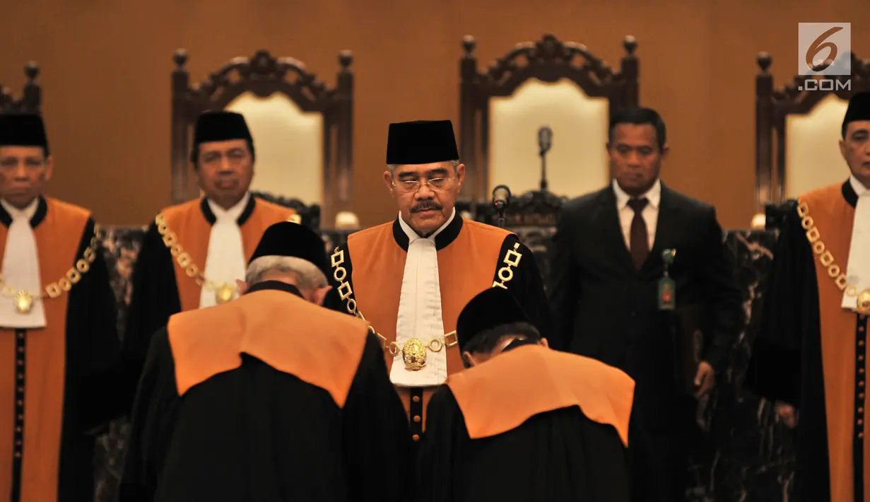 Abdul Manaf dan Pri Pambudi melakukan penandatanganan saat dilantik sebagai Hakim Agung di Gedung Mahkamah Agung, Jakarta, Rabu (15/8). Pri Pambudi sebelumnya menjabat Hakim Tinggi Pengadilan Tinggi Semarang. (Merdeka.com/Iqbal Nugroho)