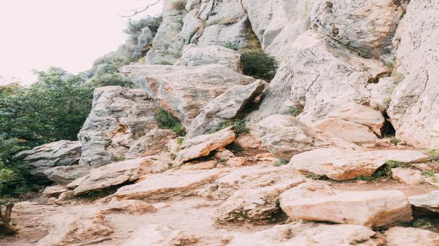 Ilustrasi batu, batuan besar