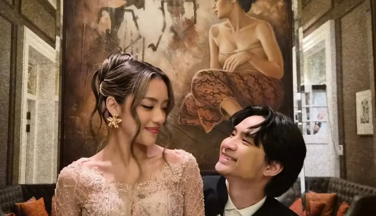 Rambut kecoklatan panjangnya ditata sanggul modern dengan poni belah dua panjang. Ia pun memilih tampil tanpa hiasan rambut. [@bailafauri]