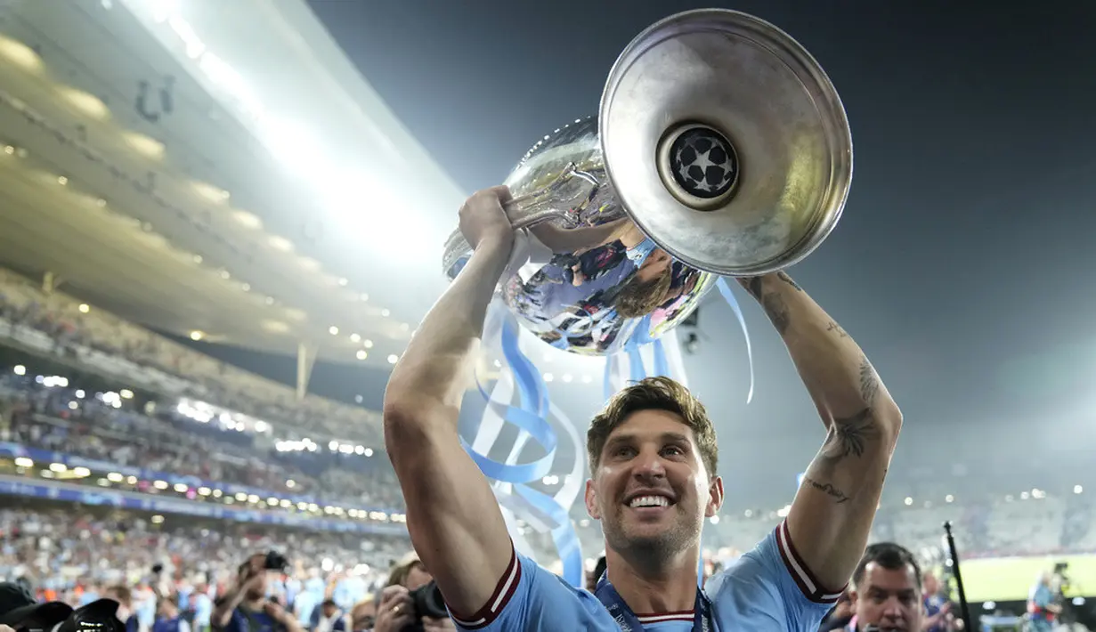 <p>Kemenangan ini menjadi akhir penantian pemilik Manchester City, Sheikh Mansour. Sejak mengambil alih Manchester City 2010 lalu, dia sudah menunggu selama 13 tahun untuk melihat klub berkostum biru muda ini menjadi juara Liga Champions. (AP Photo/Francisco Seco)</p>