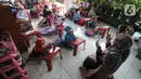 Anak-anak melakukan kegiatan belajar mengajar di teras rumah warga di Depok, Jawa Barat, Senin (16/8/2021). Beragam kegiatan seperti mengaji, menggambar, belajar mewarnai dan lain-lain di masa pandemi dengan menerapkan prokes  ini dalam rangka mengisi waktu luang anak-anak. (merdeka.com/Arie Basuki)
