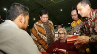 Menteri Perindustrian Airlangga Hartarto pada acara penyaluran bantuan sosial non tunai Program Keluarga Harapan (PKH) dan Bantuan Pangan Non Tunai (BPNT) di GOR Parung Bogor