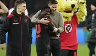 Selebrasi pemain Bayer Leverkusen Jeremie Frimpong. Pemuda 23 tahun itu diincar Manchester United (AP)