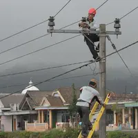 Supaya tidak ada lagi korban jiwa, masyarakat meminta tahun baru 2016 ini PLN segera memperbaiki kabel listrik yang terkelupas. 