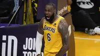 LeBron James merayakan keberhasilan mencetak poin untuk Lakers saat melawan Grizzlies di play-off NBA 2023 (AP)