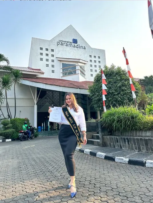 Tak hentinya Nadya Indri mengucapkan terima kasih yang tak terhingga kepada sang suami. Ia menyebut Lutfi Agizal selalu memberikan dukungan dalam segala situasi, baik dalam suka maupun duka selama perjalanan penulisan tesisnya.  (Liputan6.com/IG/@nadyaindry)