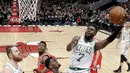 Pebasket Boston Celtics, Jaylen Brown, berusaha memasukkan bola saat pertandingan melawan Chicago Bulls pada laga NBA di Stadion United Center, Selasa (6/3/2018). Celtics menang 105-89 atas Bulls. (AP/Charles Rex Arbogast)