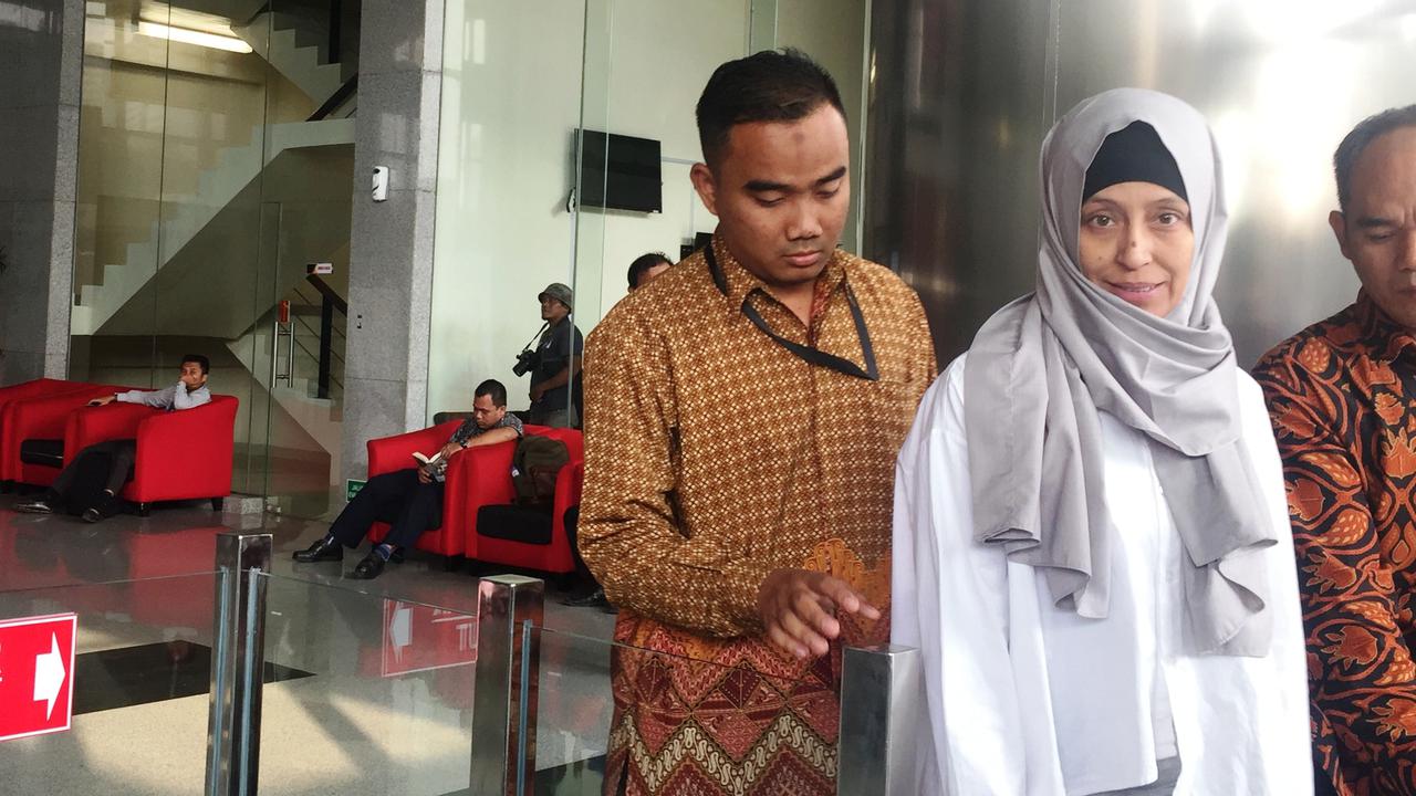 Adik dari artis Inneke Koesherawati, Ike Rahmawati